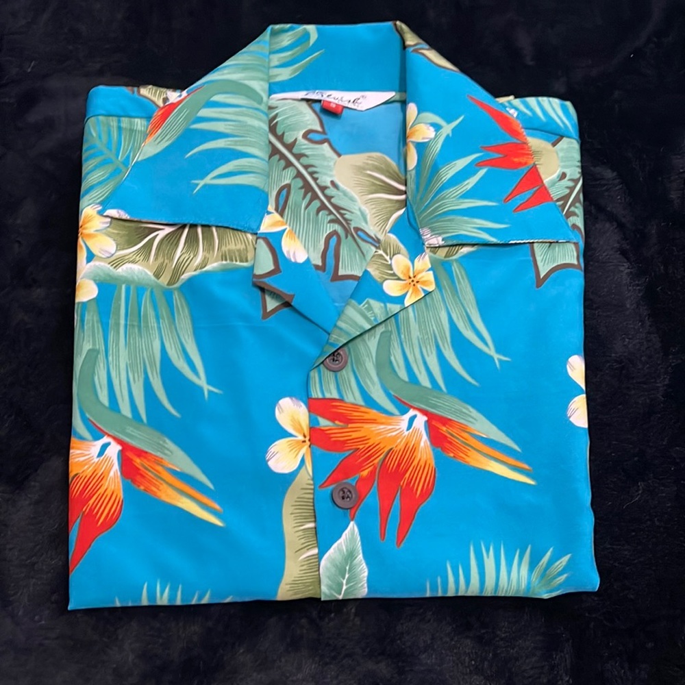 Boys Hawaiian 🌺 Print button down shirt - size small !